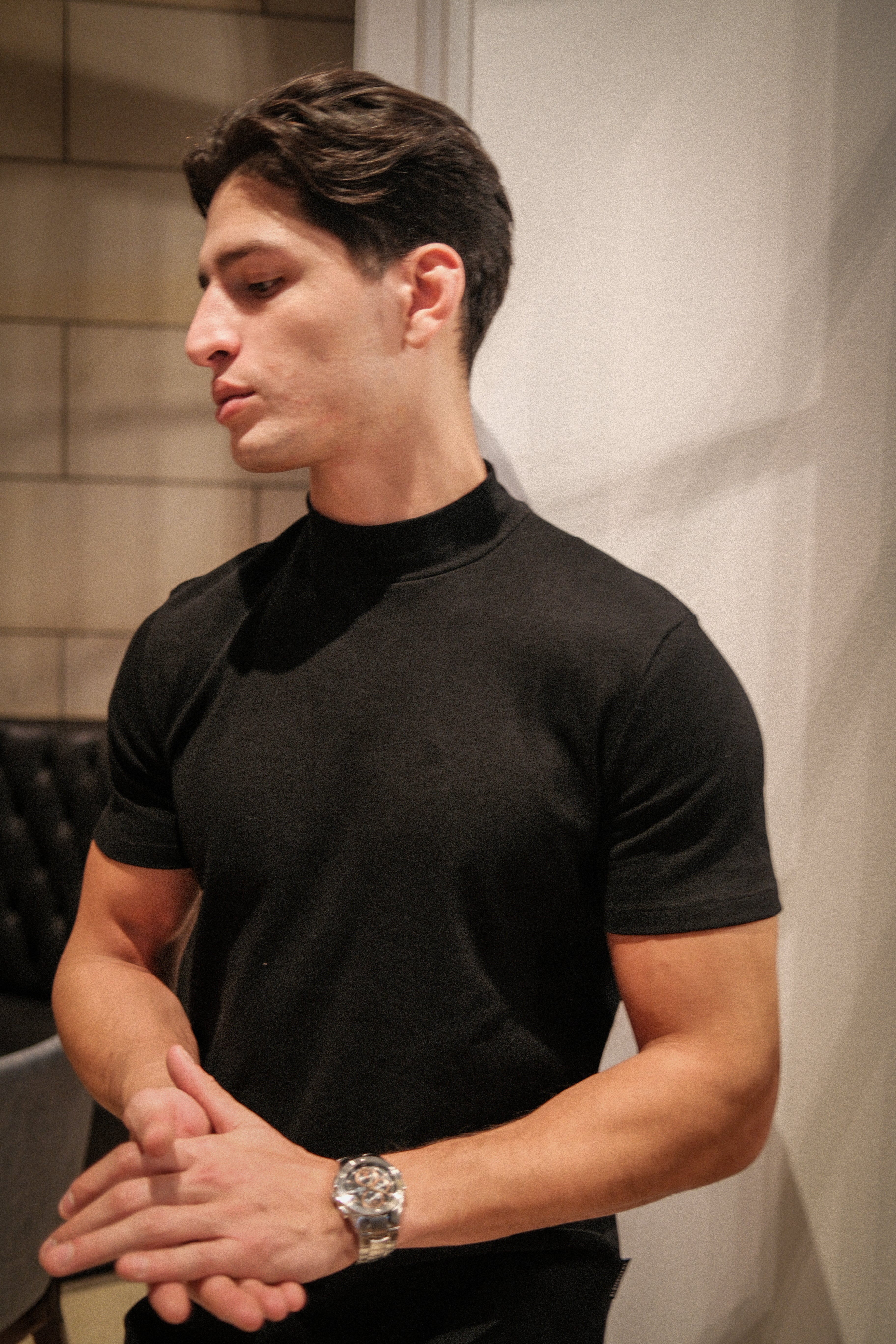 Polera Old Money – Cuello Alto, Manga Corta