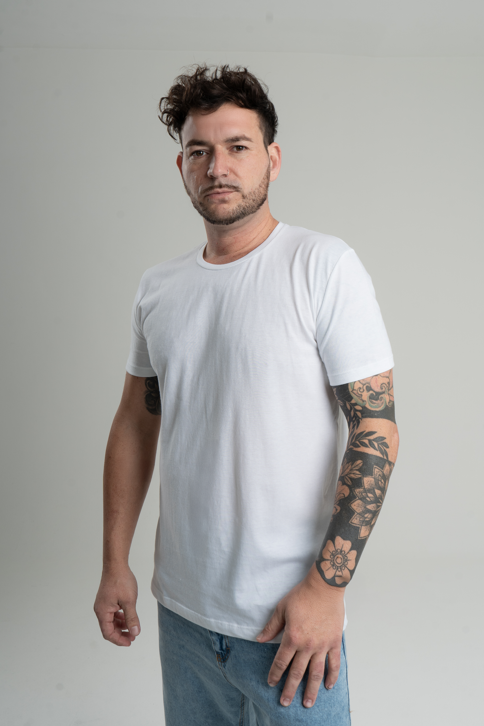 Remera Blanca, Ajuste Perfecto En Brazos, Suelta en Abdomen, Algodon 100%.
