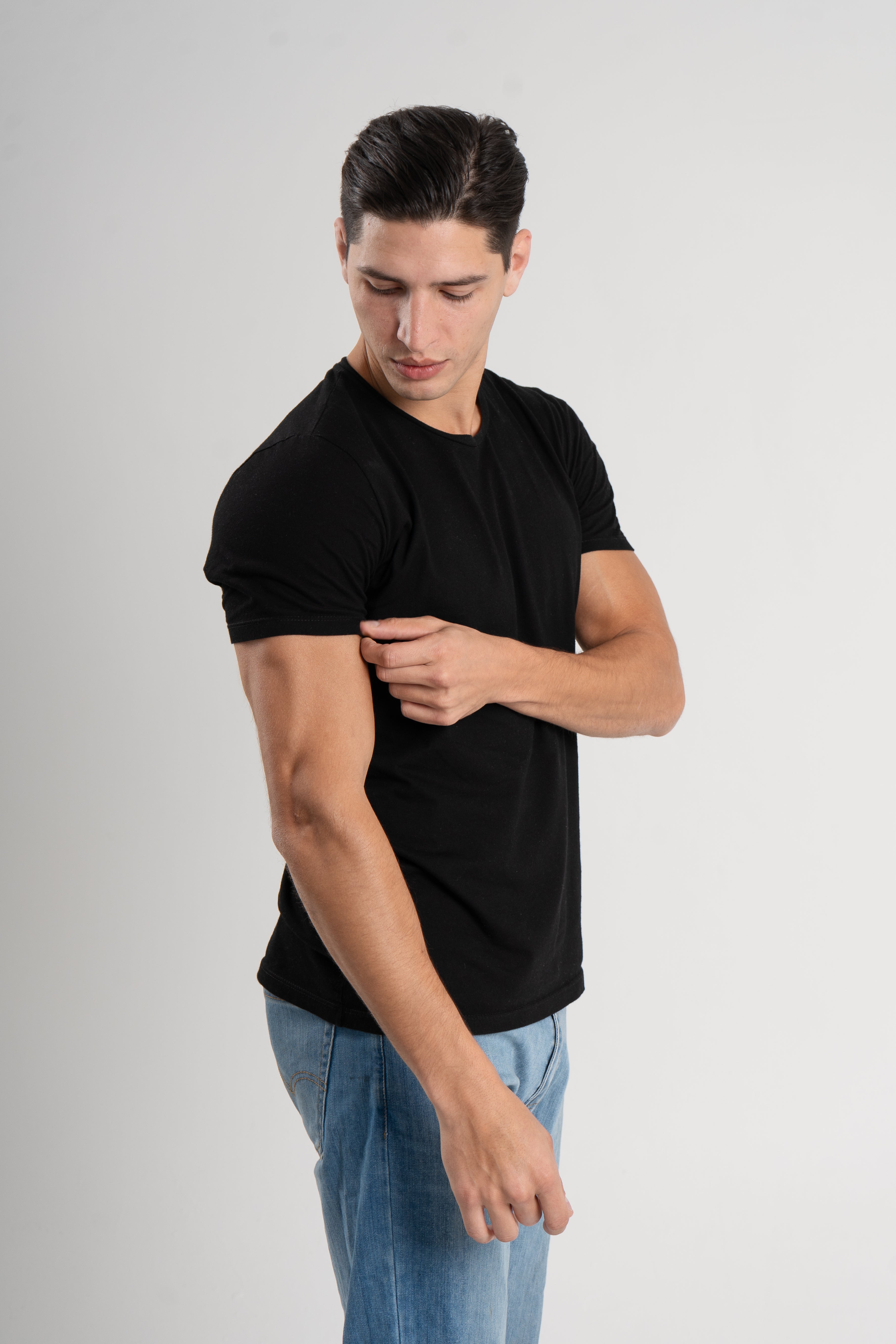 Remera Negra, Ajuste Perfecto En Brazos, Suelta en Abdomen, Algodon 100%.