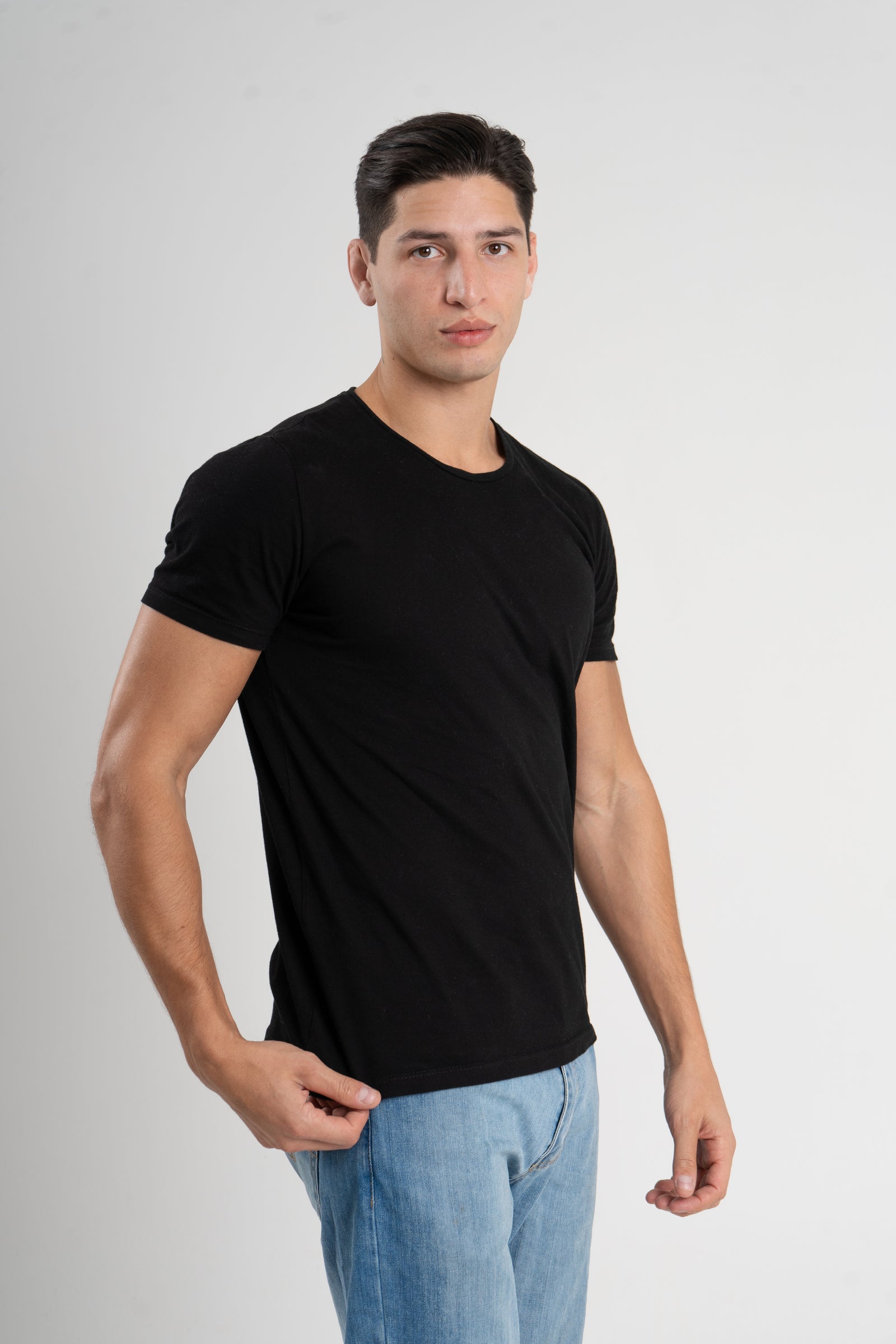 Remera Negra, Ajuste Perfecto En Brazos, Suelta en Abdomen, Algodon 100%.