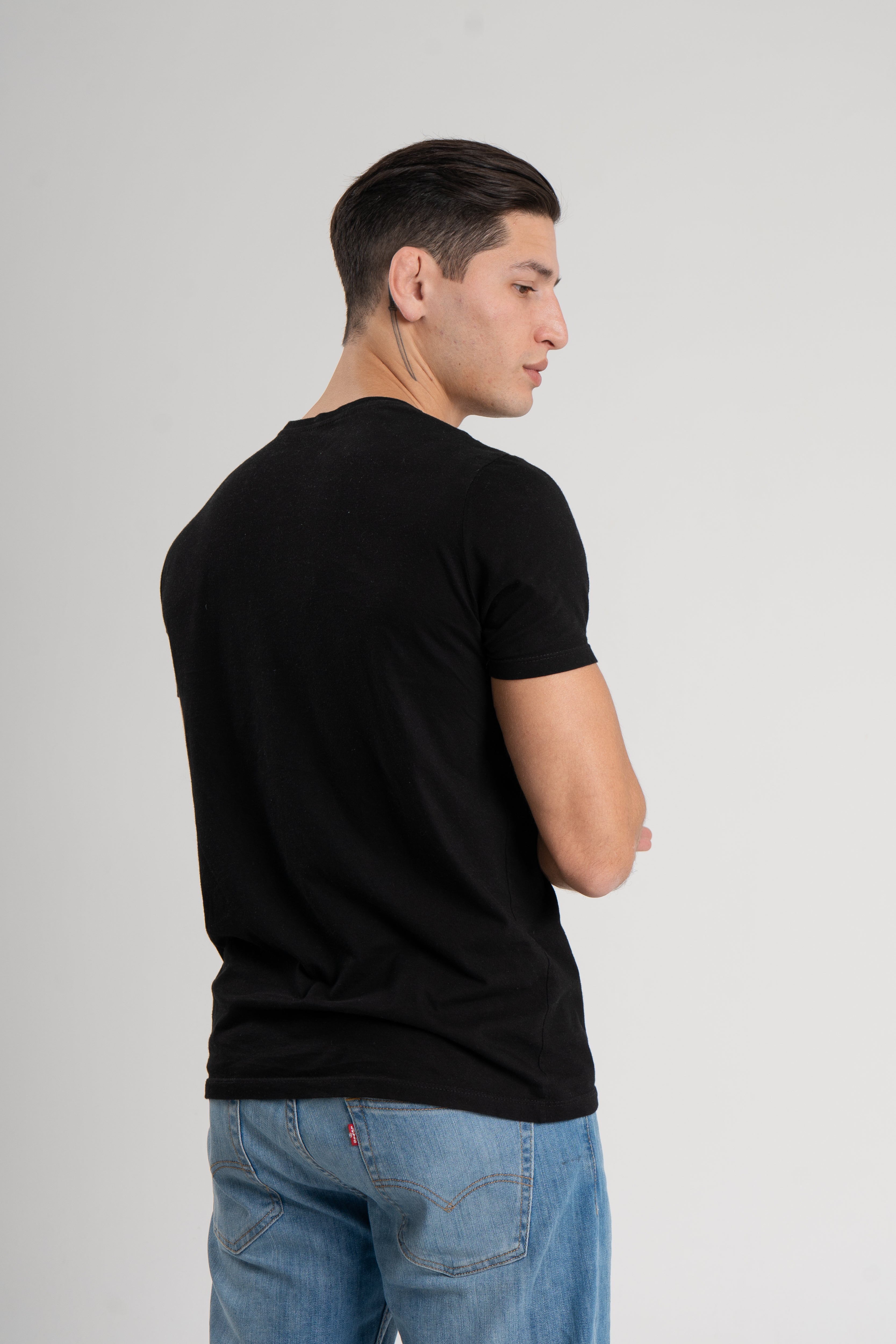 Remera Negra, Ajuste Perfecto En Brazos, Suelta en Abdomen, Algodon 100%.
